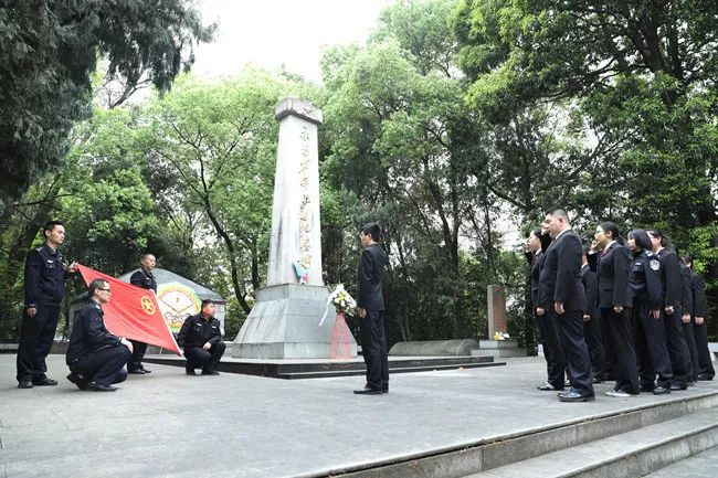 活动 4月2日,永安法院组织青年干警到永安市烈士陵园开展"缅怀先辈