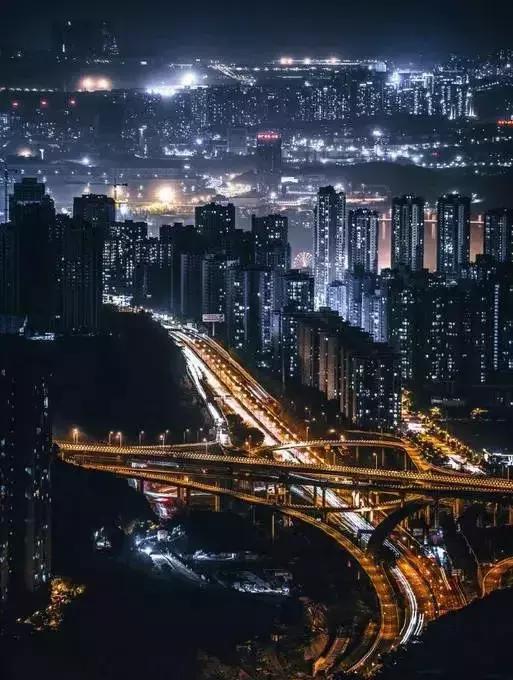确实,这样万家灯火的夜景,也只有香港能与之媲美了.