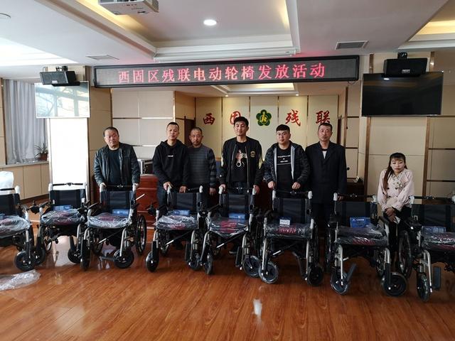 东川镇坡底下村的肢体一级残疾人李东崇摸着崭新的电动轮椅,满心欢喜