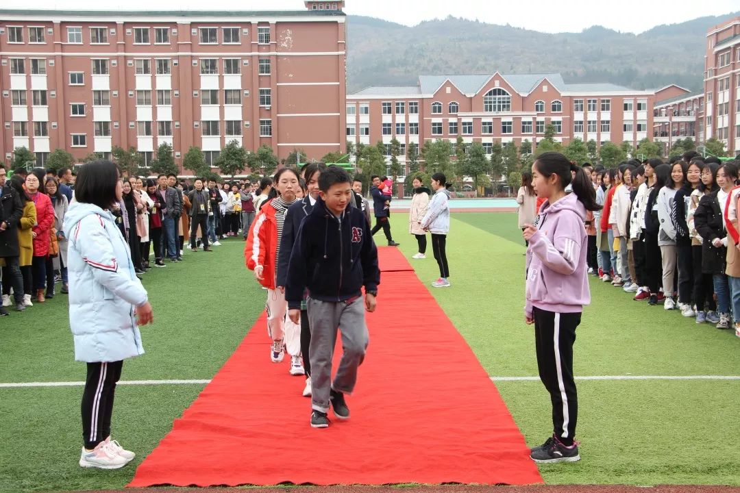 向先进致敬向优秀学习记利川清外初中部举行三月颁奖典礼暨第七周升旗