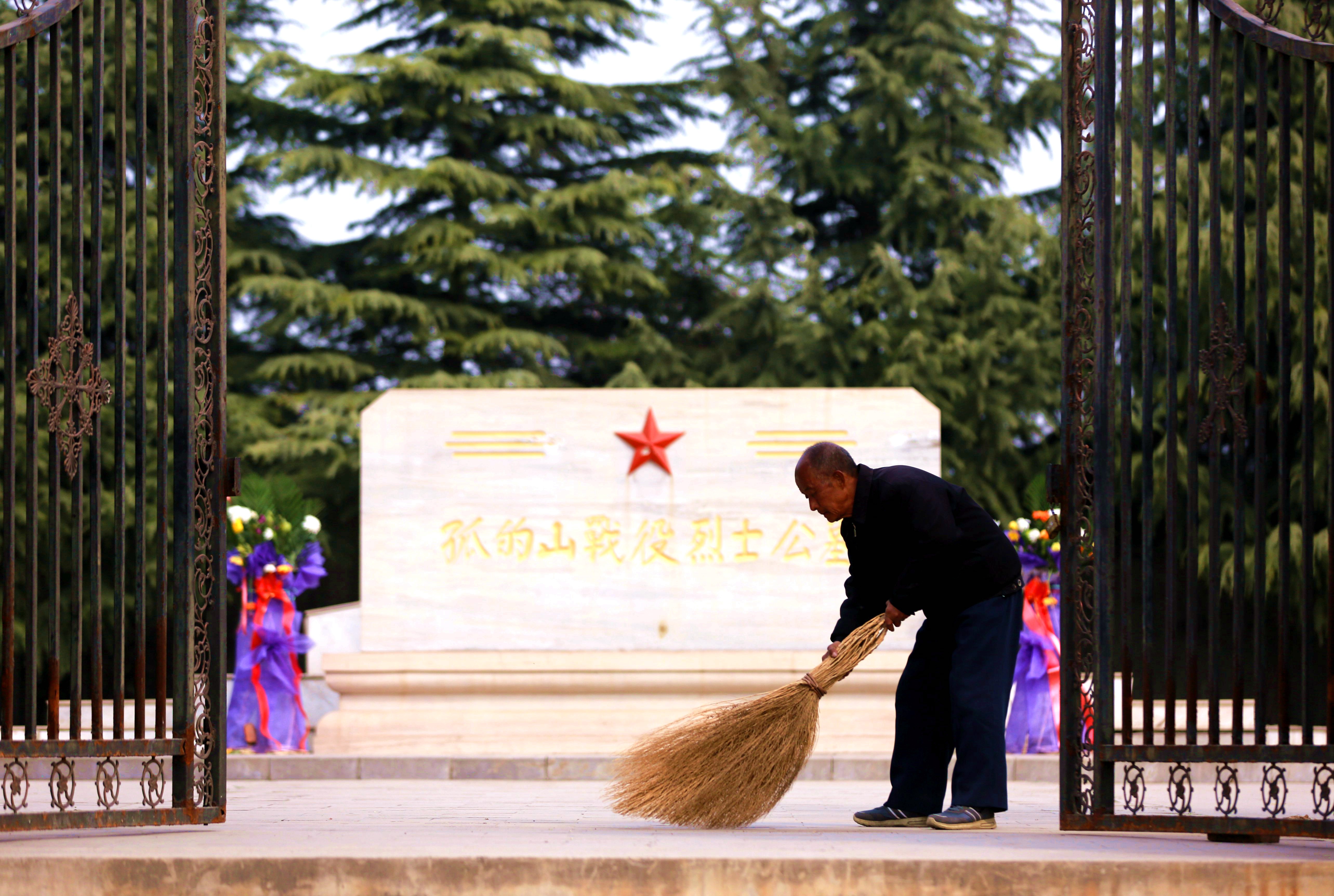 4月4日,郭王所在打扫烈士公墓.