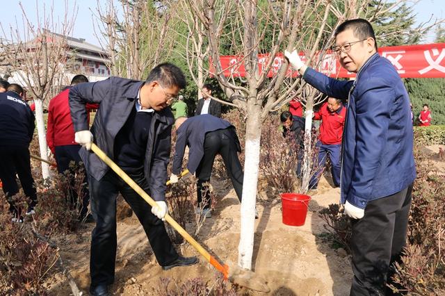 徐春花等区四大班子领导及全区千余名机关干部在金城公园和南滨河路