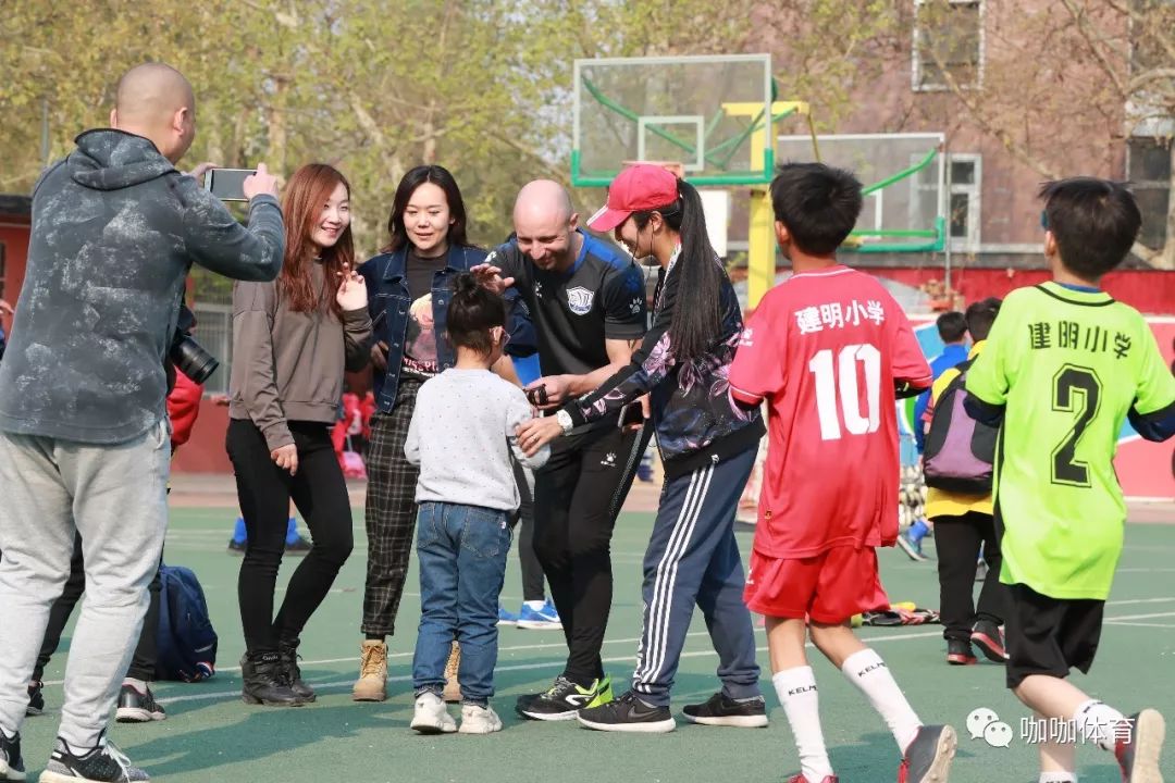 启蒙期的孩子们言传身教,并和建明小学校队的孩子们混编成为两支队伍