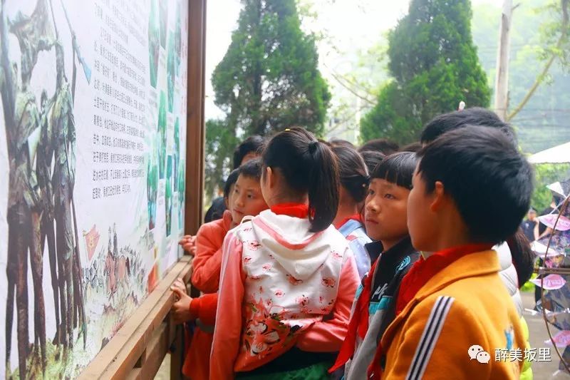 各村主干,中小学师生代表等,前往爱国主义教育基地—侯虎江烈士纪念