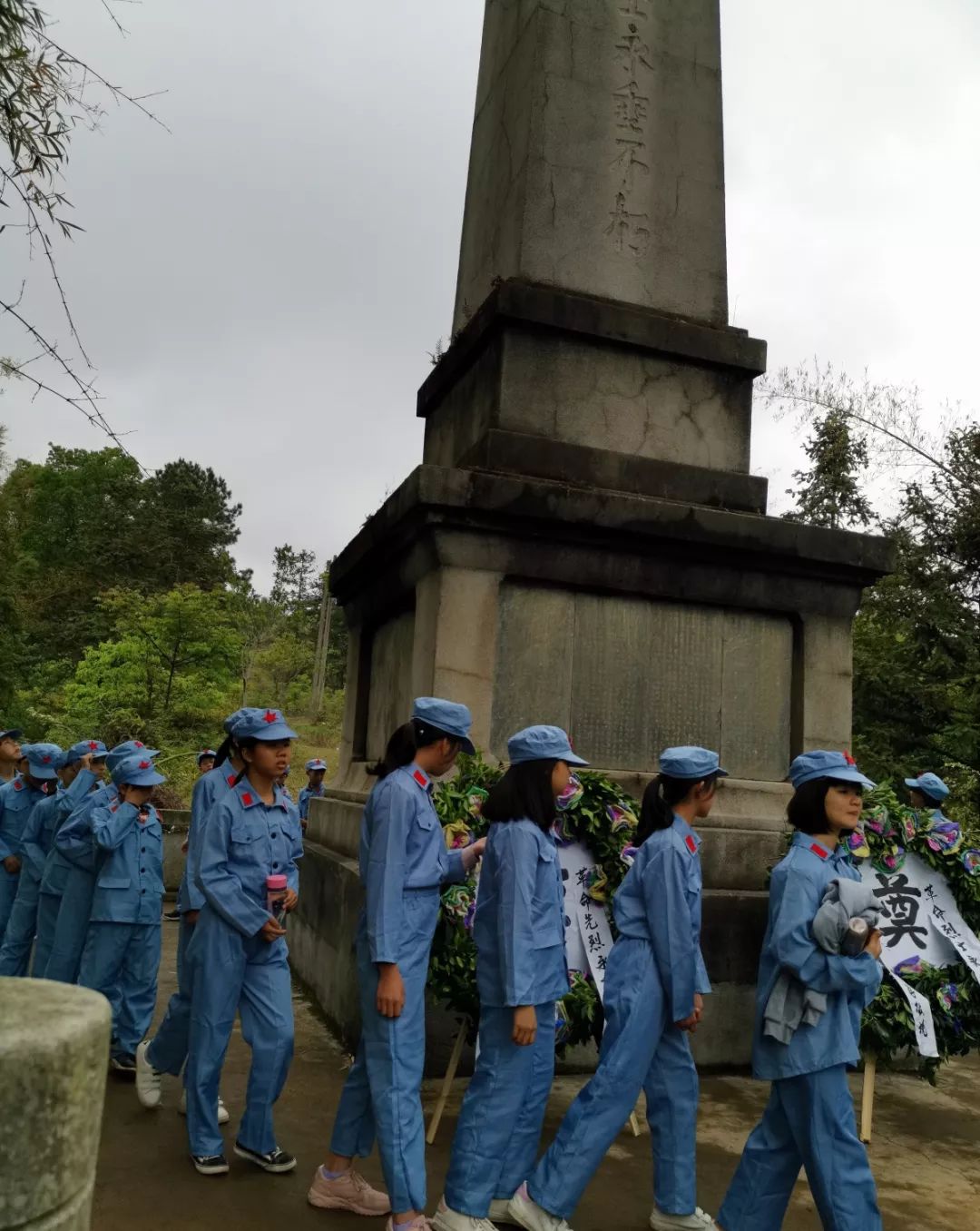 清明祭英烈 | 龙川青少年这样做