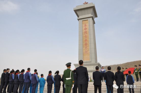 4月2日,库尔勒市第十二中学师生代表来到库尔勒市烈士陵园缅怀英烈.