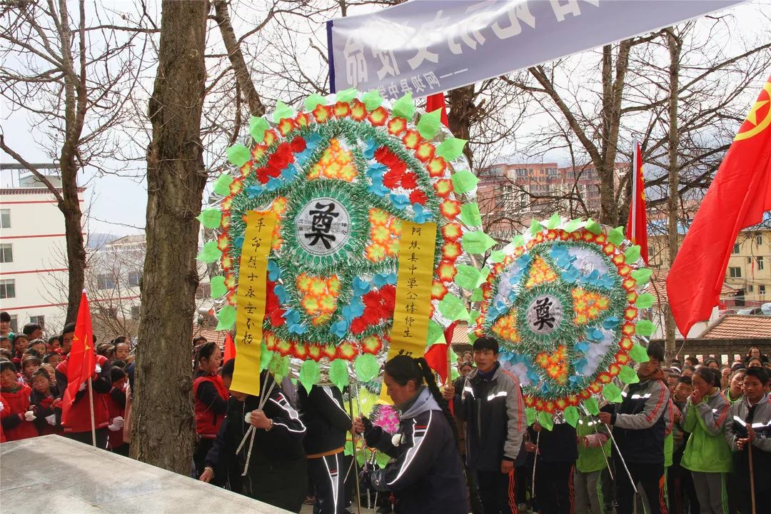 向革命烈士敬献花圈,整理挽联