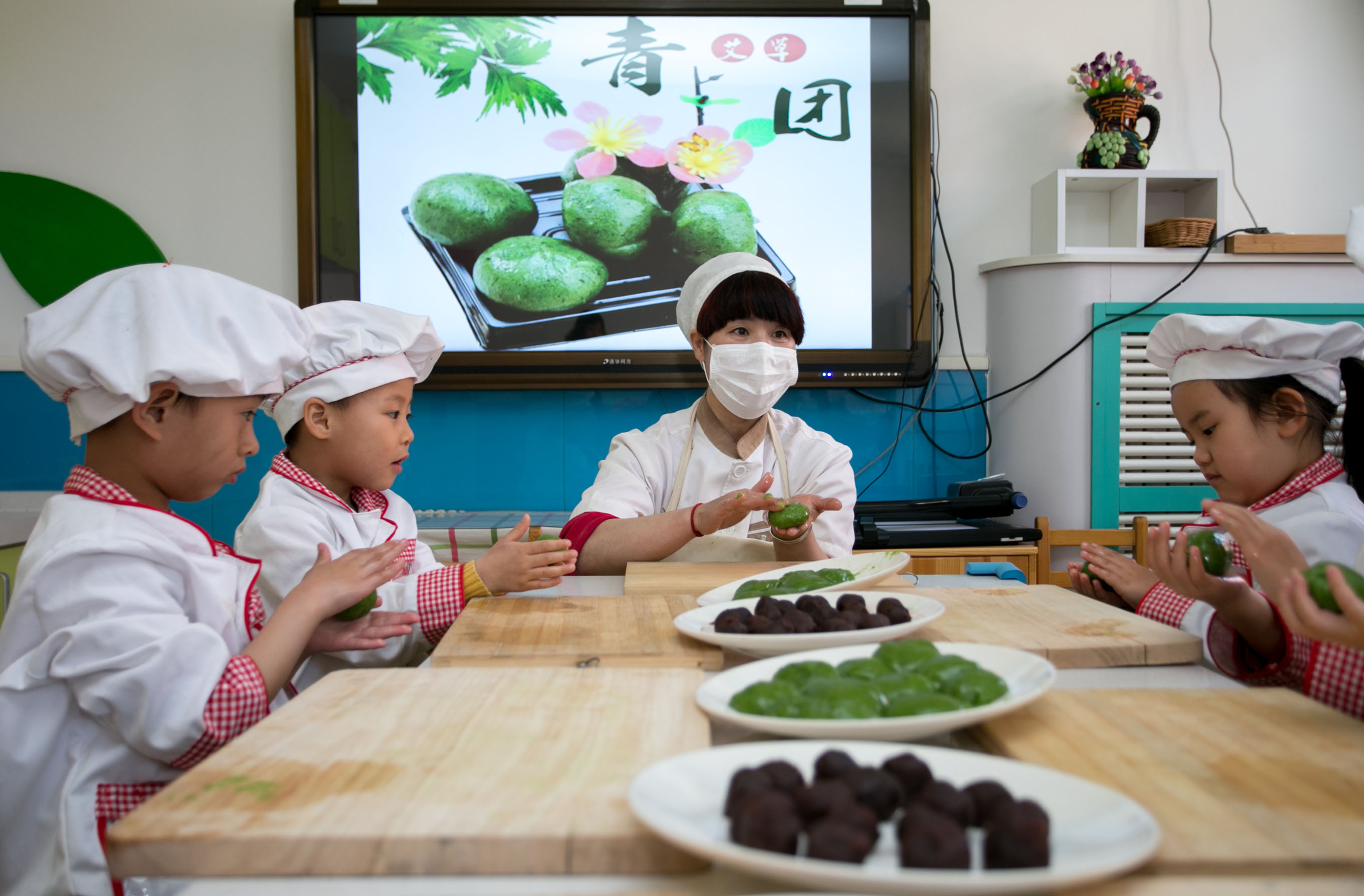 清明节临近,各地幼儿园师生开展清明节做青团体验活动.