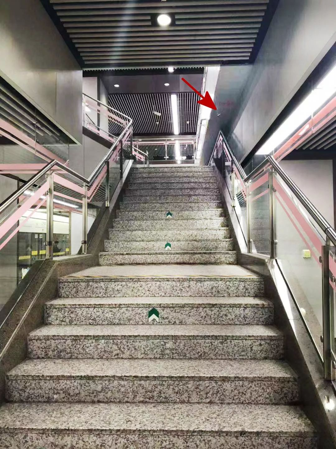 江宁路地铁站换上新扶手后,上下楼梯再也不用担心被"碰头"
