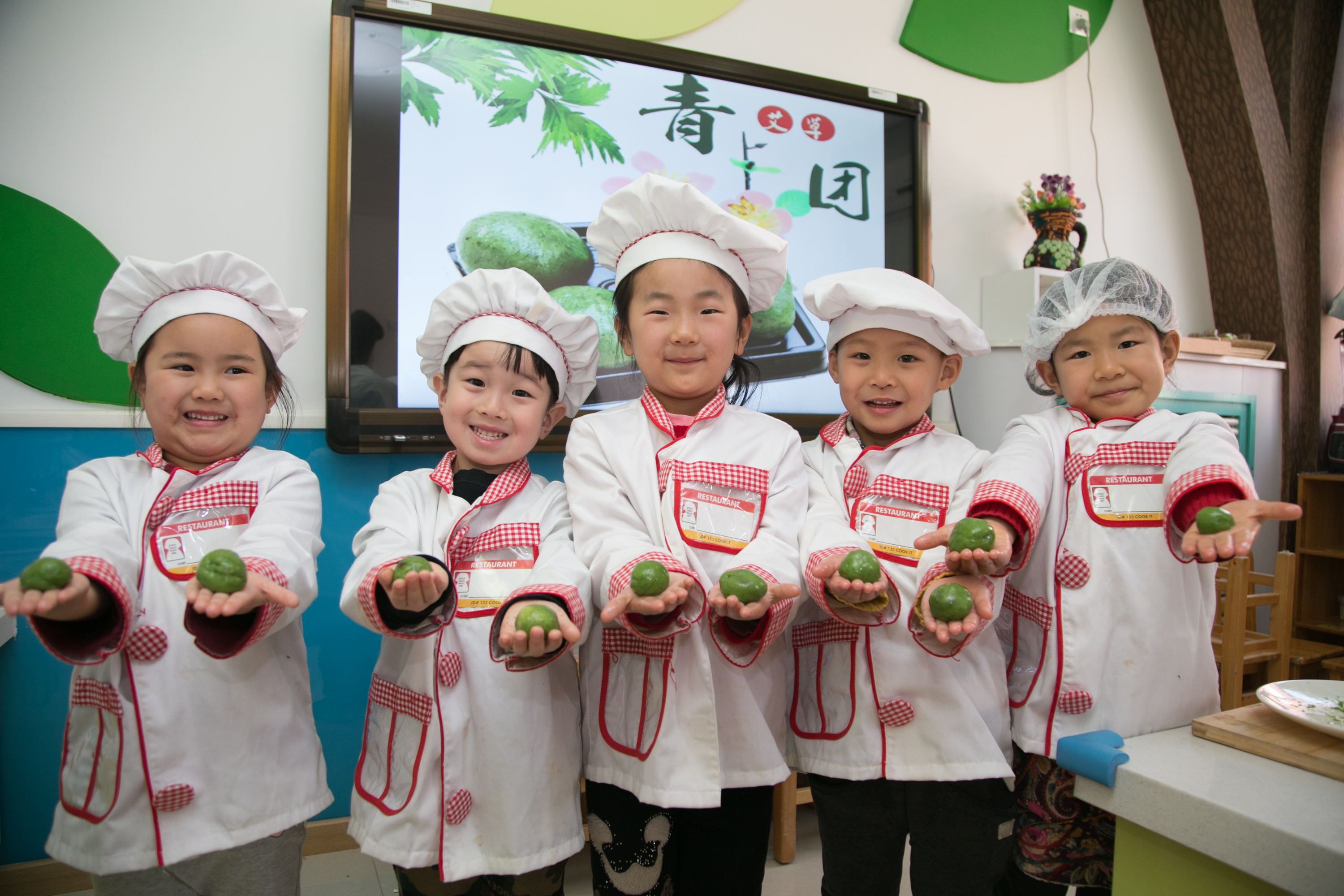 北京门头沟区妙峰山民族学校附属幼儿园小朋友展示自己制作的青团