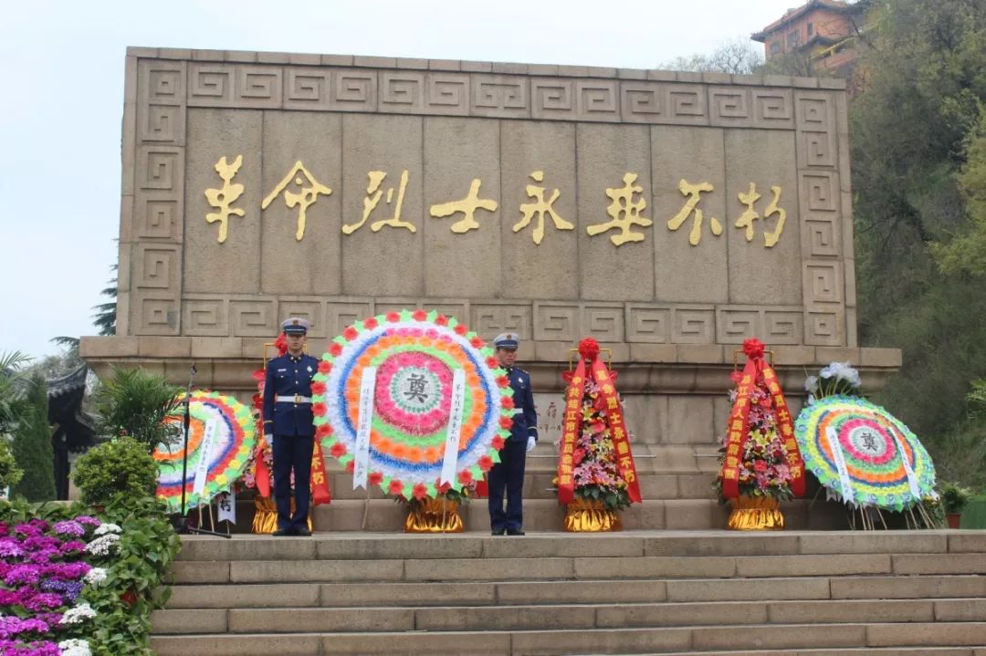 4月3日上午,靖江消防大队全体指战员来到孤山革命烈士陵园开展祭祀