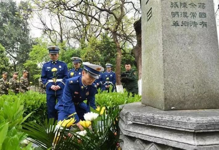 聚焦| 烈士陵园纪念碑前宣誓,武汉消防祭奠消防义士