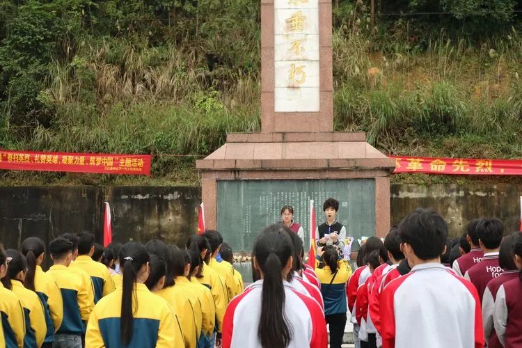 缅怀先烈 砥砺前行——三江民高祭扫烈士墓活动