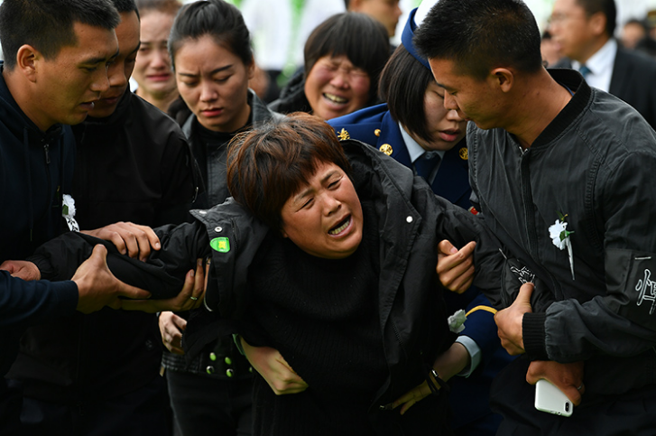 凉山火灾牺牲烈士追悼现场 消防员跪地哭泣