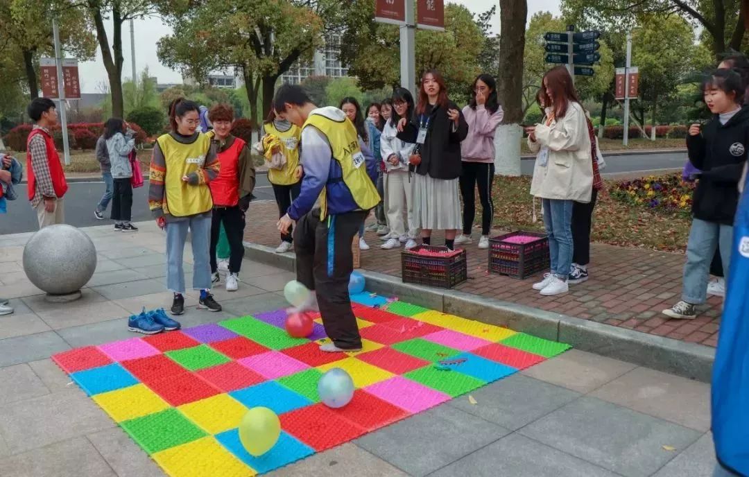 参赛者将脱鞋在指压板上踩气球 满五个数后才能前往终点 指压板的酸