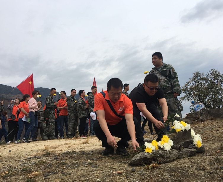 3日上午九点,30余名干部职工,居民沿着攀枝花兰家火山的毛草路开始