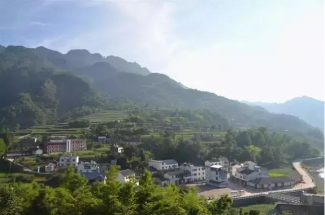 旅游 正文 到了用餐时间,白岩坪家家户户饭菜飘香"抬格子"等独特的