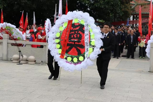 惠安法院 4月3日,该院组织到惠安东岭林权民烈士纪念碑参加清明烈士