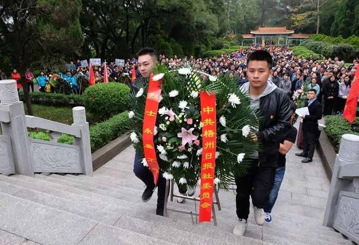 4月2日,梧州日报社党员代表向革命烈士纪念碑敬献花圈.何鎏 摄