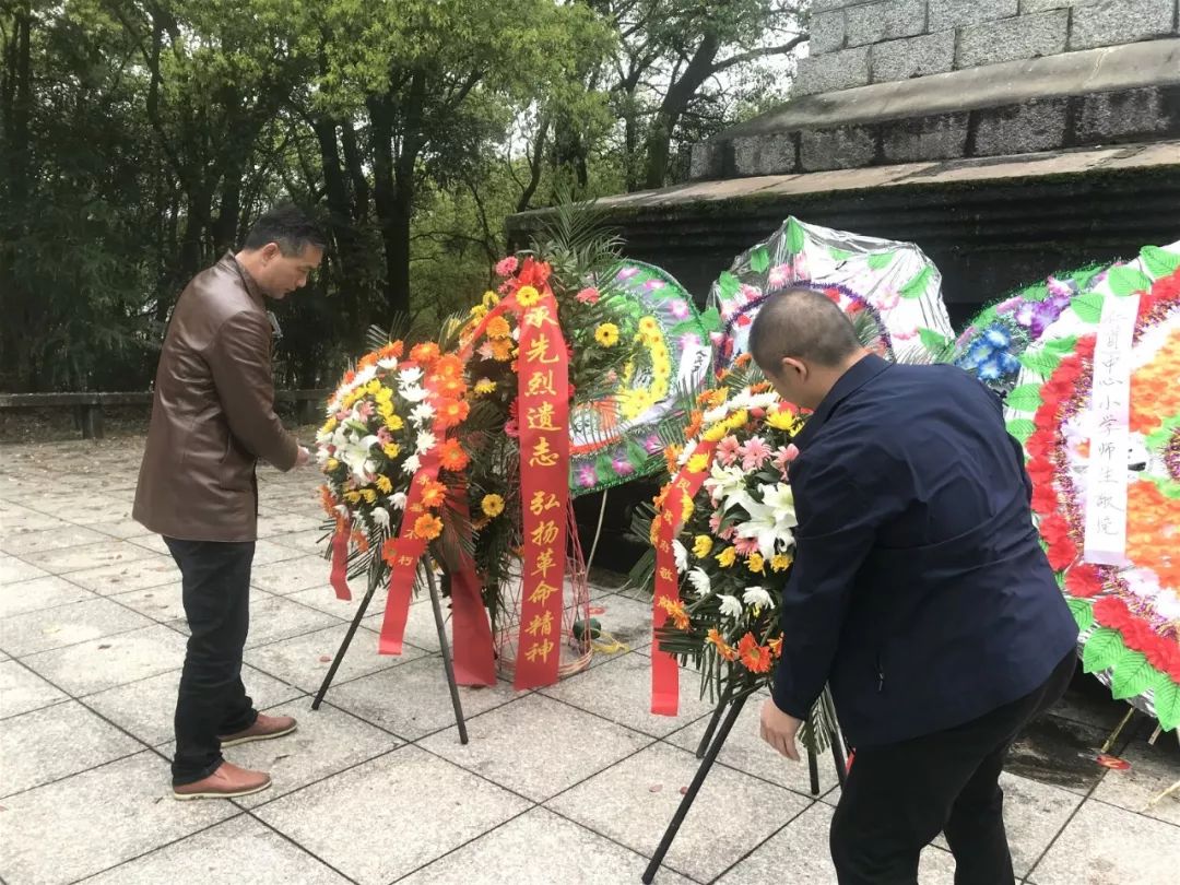 乡长冷小明作为党员干部代表向革命烈士纪念碑敬献花篮