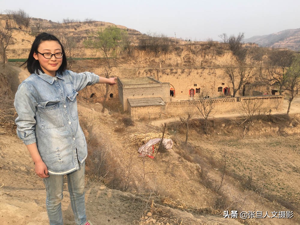 山西农村土窑洞里漂亮的女孩 家贫激励她刻苦学习 立志要走出大山