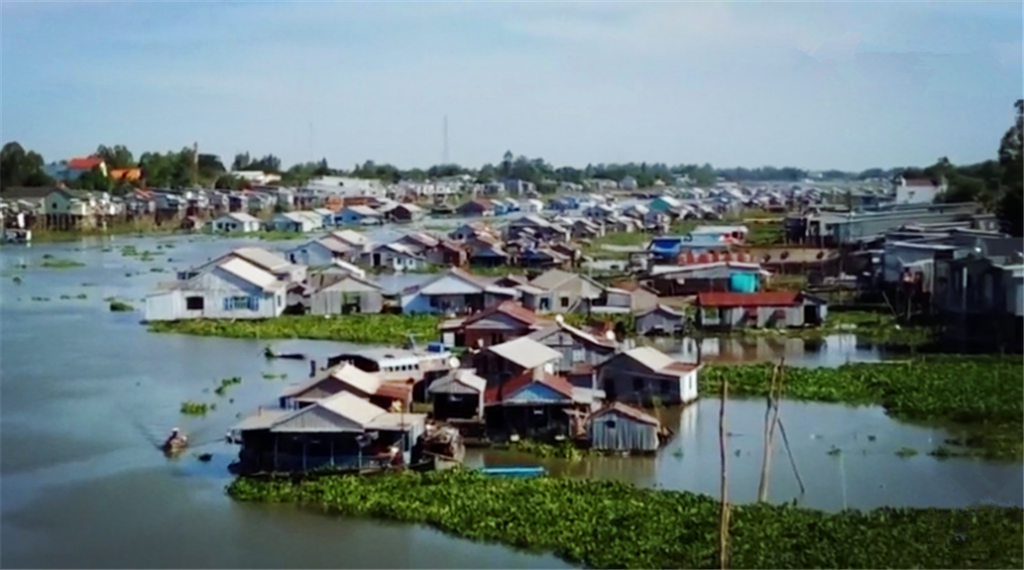 原創
            這個村莊建在河里，房子漂在水上不被沖走，村民出行靠划船 旅遊 第3張