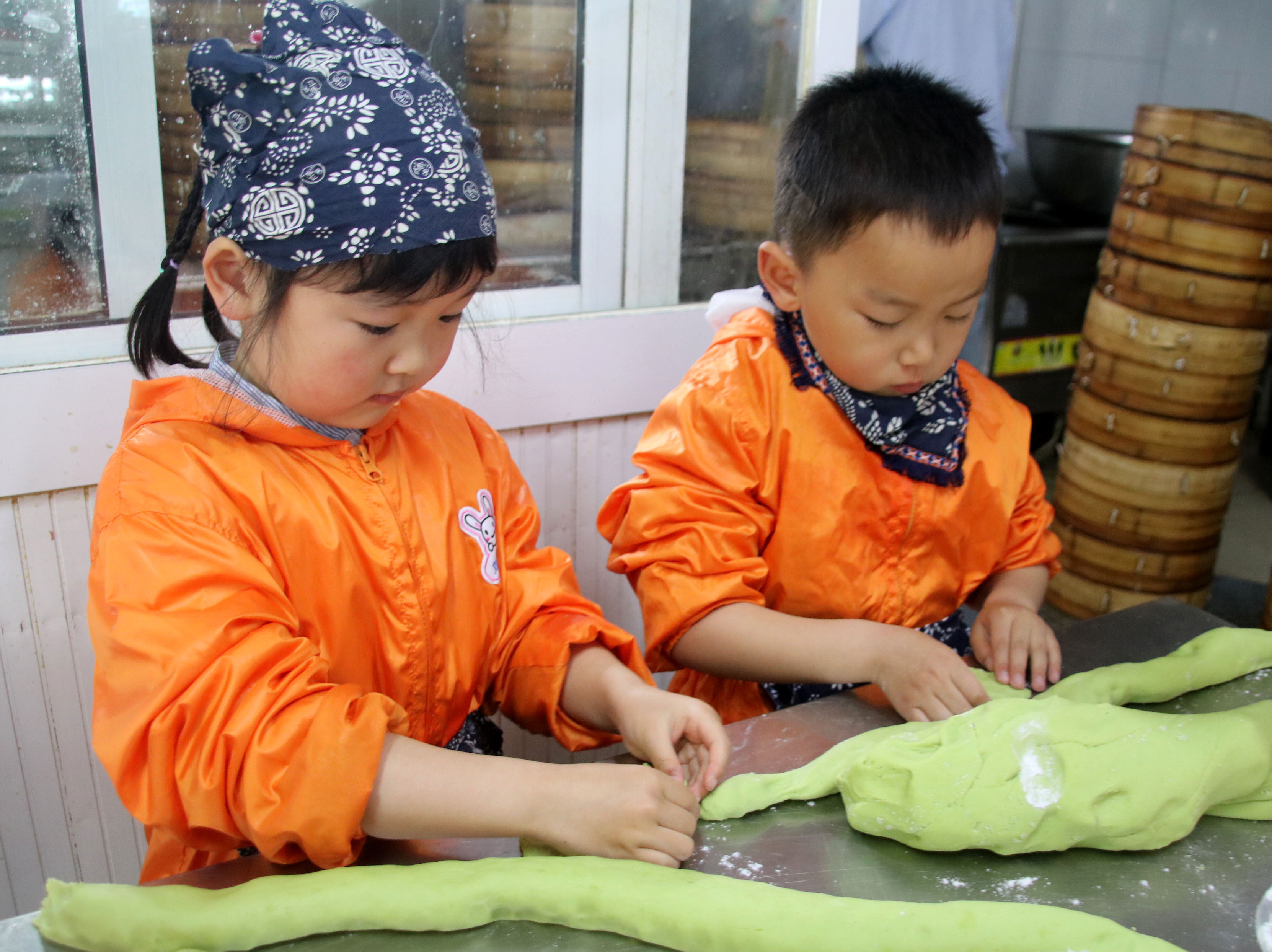 4月3日,江苏省苏州市虎丘中心幼儿园小朋友在做青团.