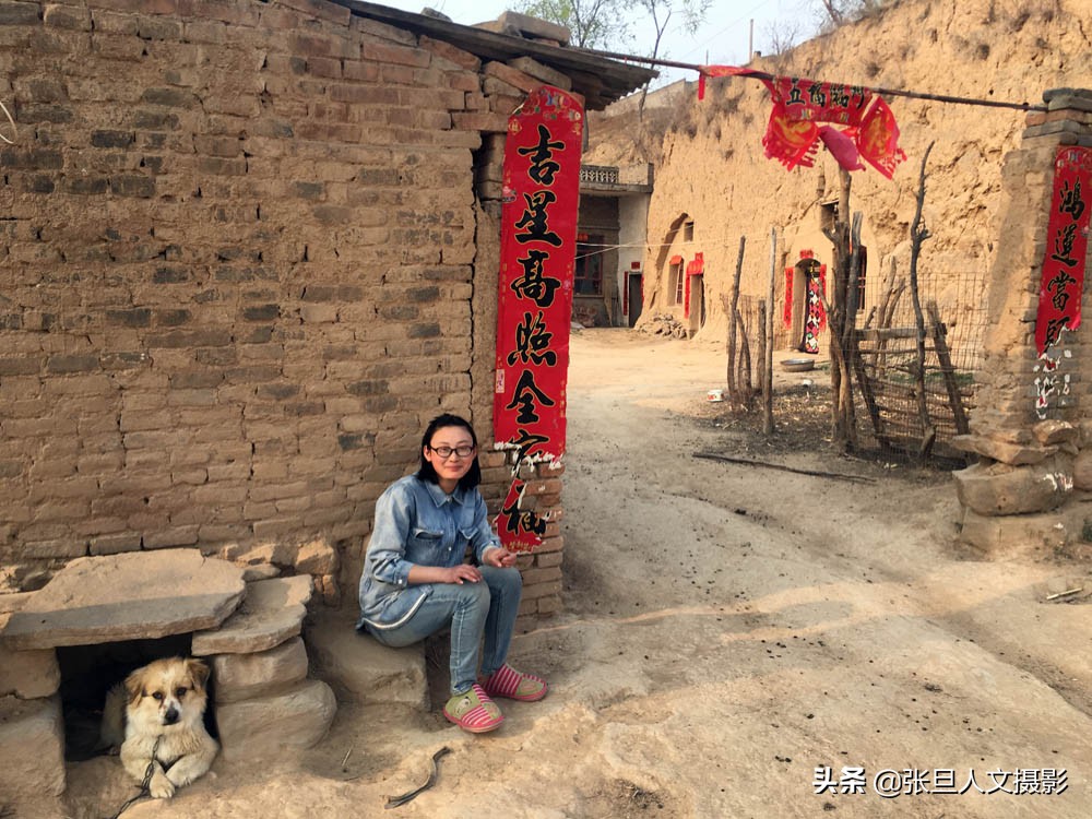 山西农村土窑洞里漂亮的女孩 家贫激励她刻苦学习 立志要走出大山