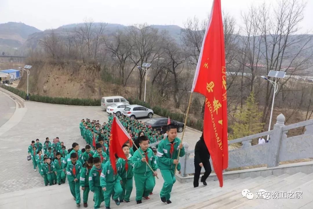 黄陵县县关工委常务副主任张景瑜同志主持祭扫活动,参加本次祭扫烈士