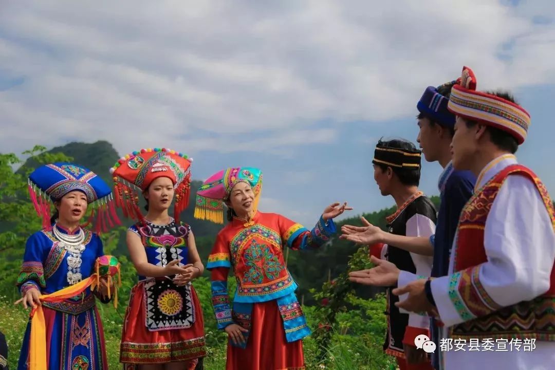 "壮族三月三·瑶山牛起来一一广西都安红水河畔千人共跳牛牛舞"大型