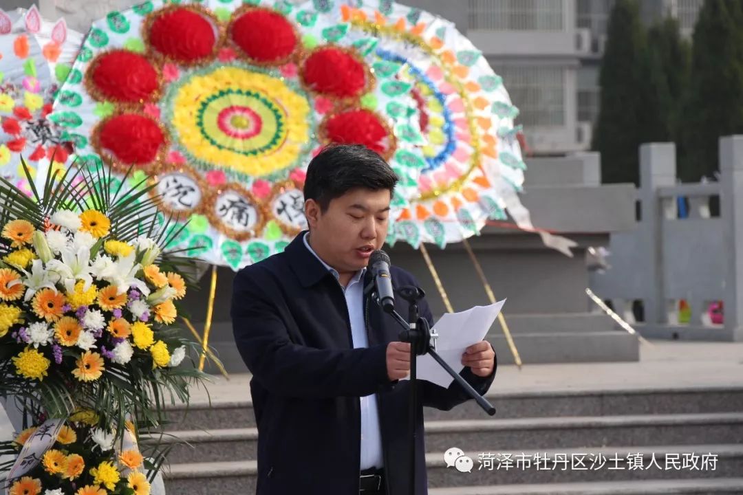 张旭副书记和郭爱军副镇长拾阶而上,仔细整理挽联.