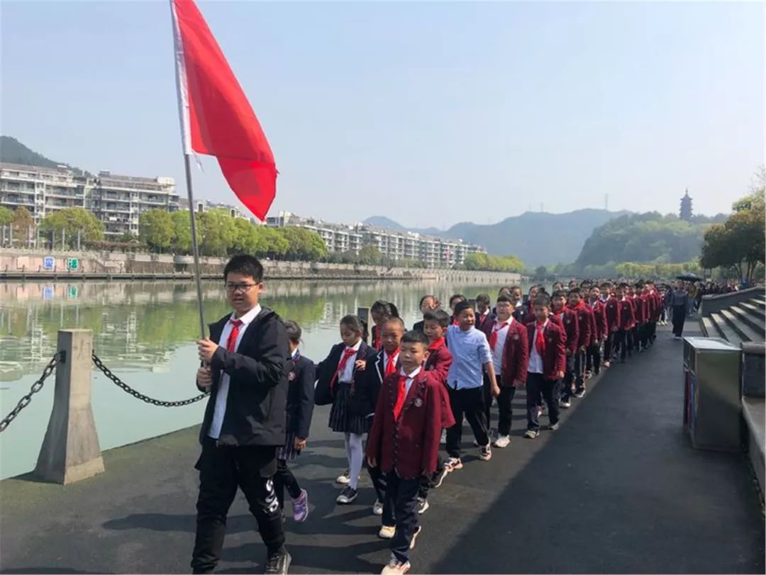 云和县第三中学:组织党员教师和七年级400多名少先队员到"革命烈士