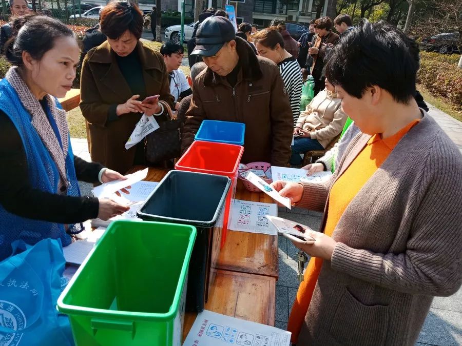 丹河社区海御官邸小区开展垃圾分类宣传活动现场