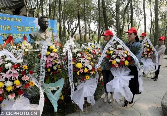 4月3日,安徽省全椒县市民在南屏山森林公园向王枫烈士墓碑敬献花篮.
