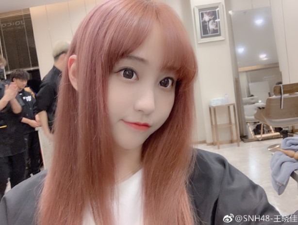 snh48王晓佳晒出新发色女神显得元气满满