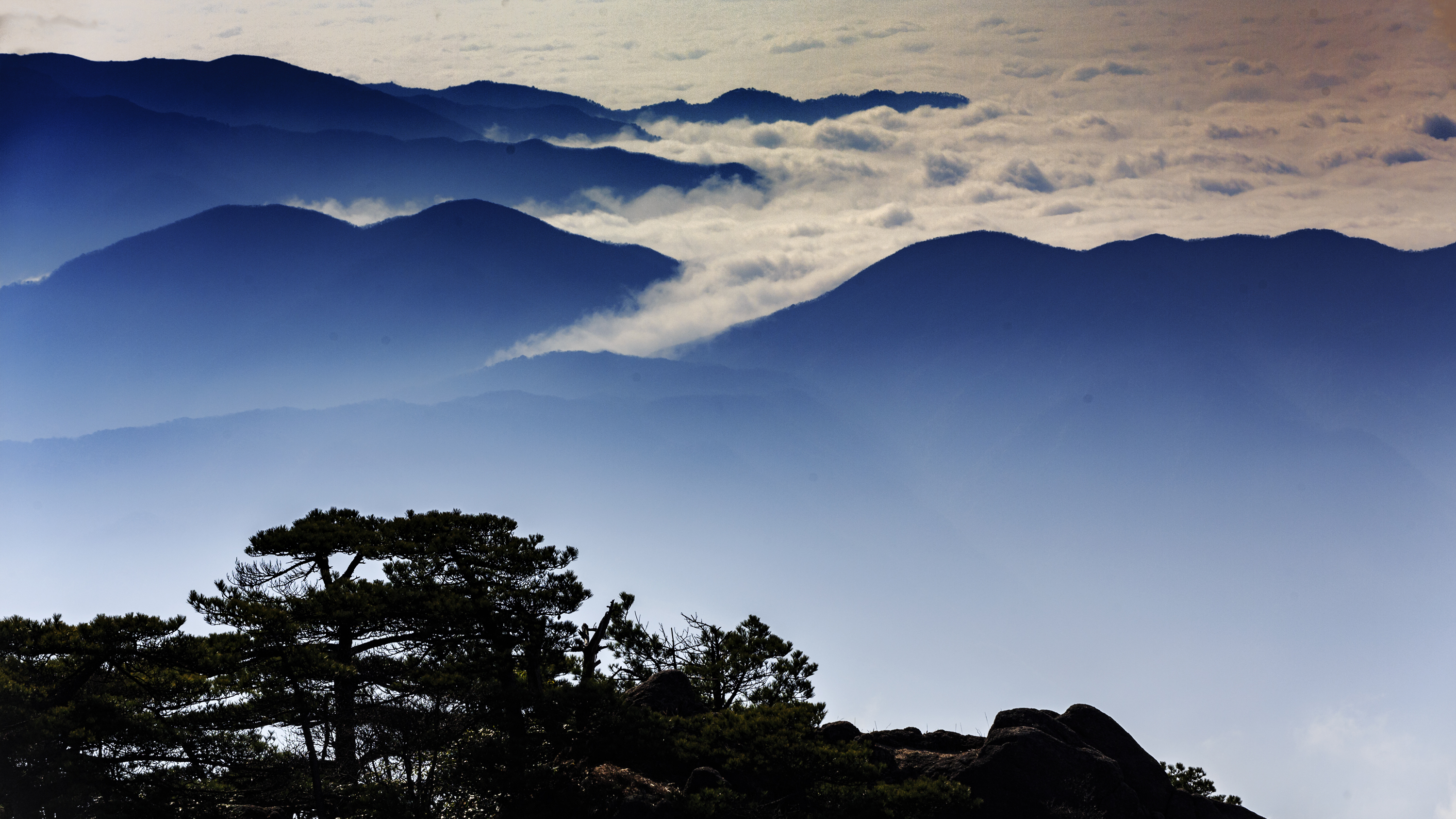 2019年4月5日,在黄山之巅拍摄春天景色.