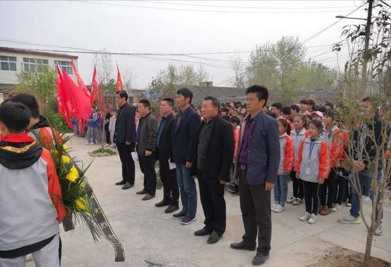 河南正阳陡沟中学师生利用红色祭扫开展爱国教育