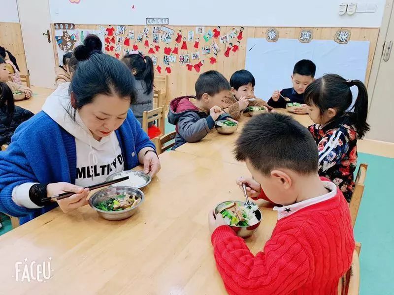 金华市实验教育集团第三幼儿园实施"陪餐"