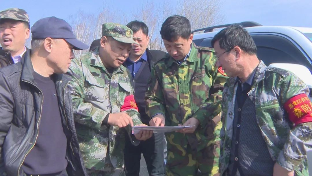 韩建军,赵凤瑞率队检查山上各林场营造万亩红松坚果林,春季森林防火