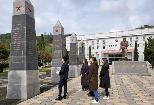 4月4日上午,彭州市司法局组织干警在清明节前夕到丹景山革命烈士陵园