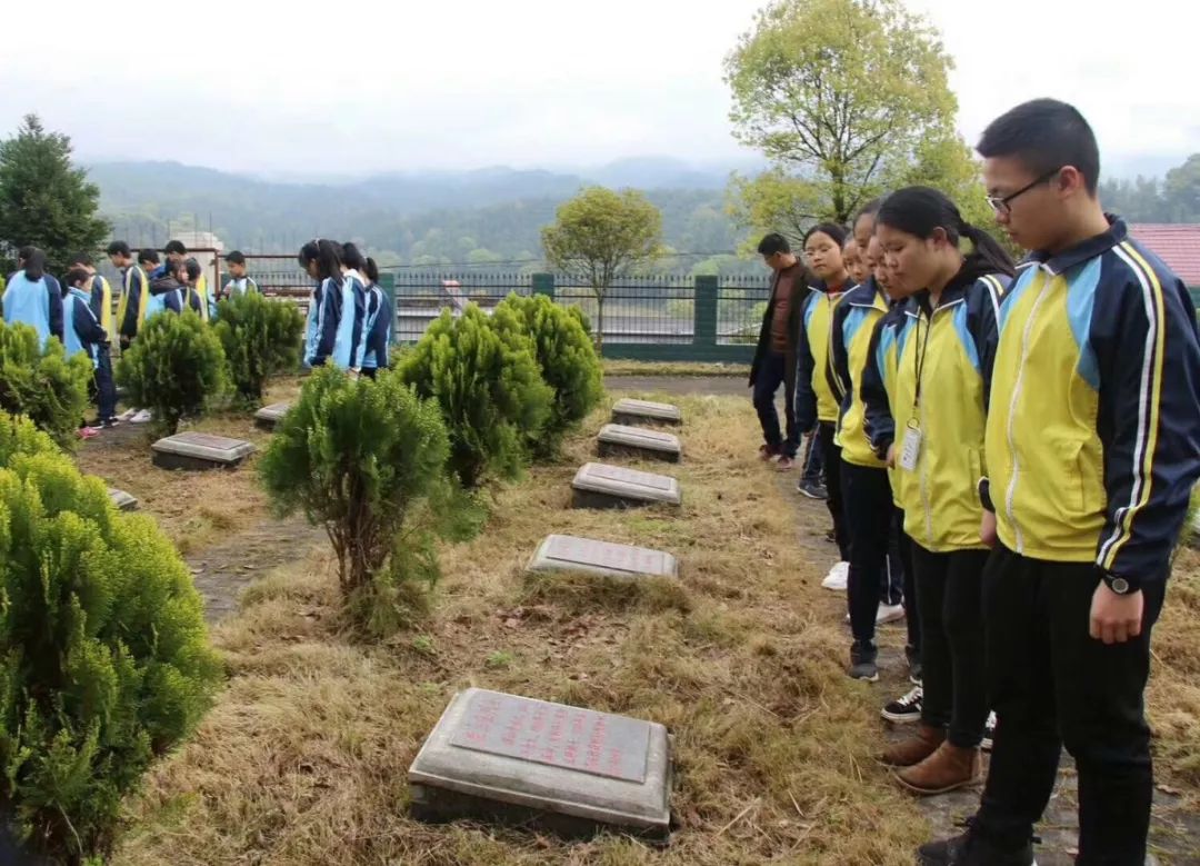 宜丰三中的学生们在潭山石桥村革命烈士纪念碑前,为革命烈士祭扫.