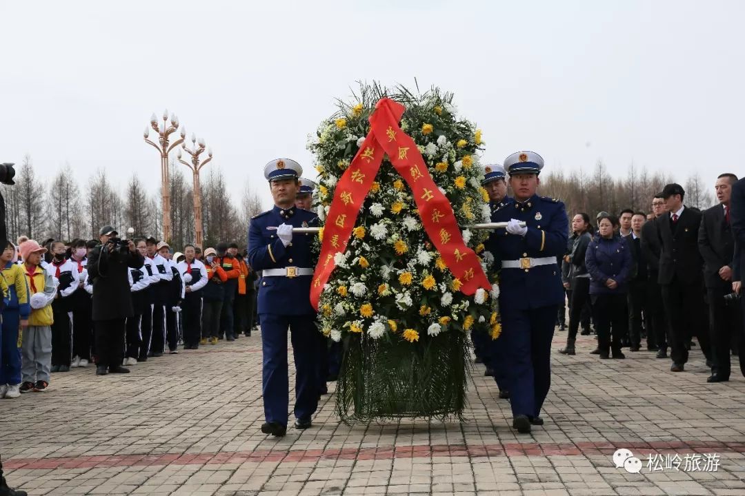 礼兵敬献了寄托哀思和表达崇敬之情的花篮,现场全体工作人员鞠躬敬礼.