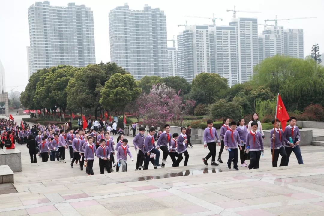 刘海粟小学举行"缅怀英烈 传承精神"清明毅行祭扫活动▲潞城小学