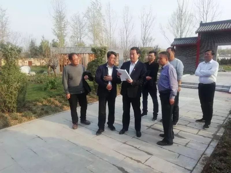 卧龙区区委书记高贤信深入南阳世界月季园卧龙园项目建设工地实地察看