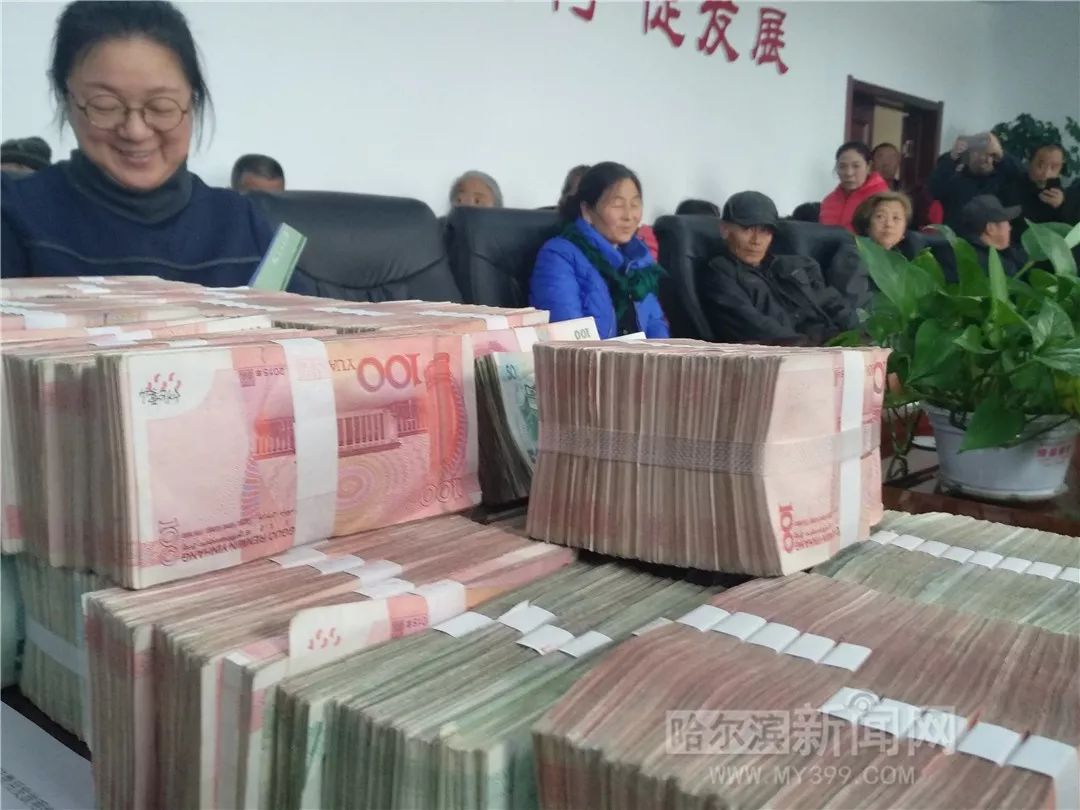 桌上堆190万现金,咋分|231户,一个别少都有份,全拿走!