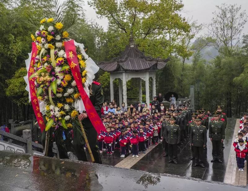 默哀,敬献花圈等活动,并开展清扫烈士陵园党员志愿服务活动,以实际