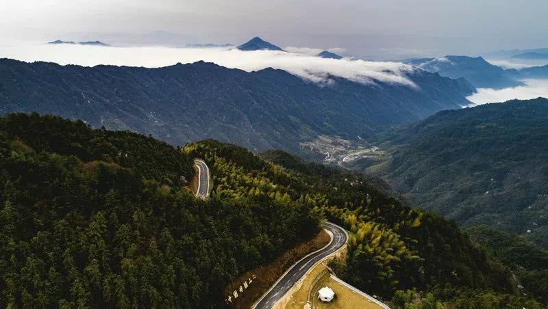 到天岳幕阜山,我只走了两步 一步一枝梨花春带雨 一步一剑风云天岳山