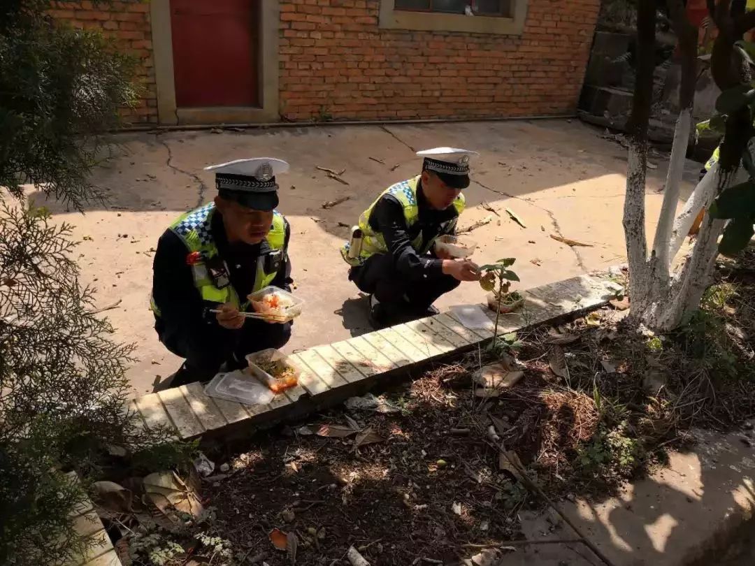 宣威有一群人蹲路边吃盒饭,冒雨站街头_交通