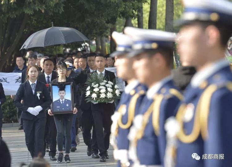 今日(6日)上午10点过,三名成都籍烈士刘代旭,代晋恺,李灵宏的骨灰,在