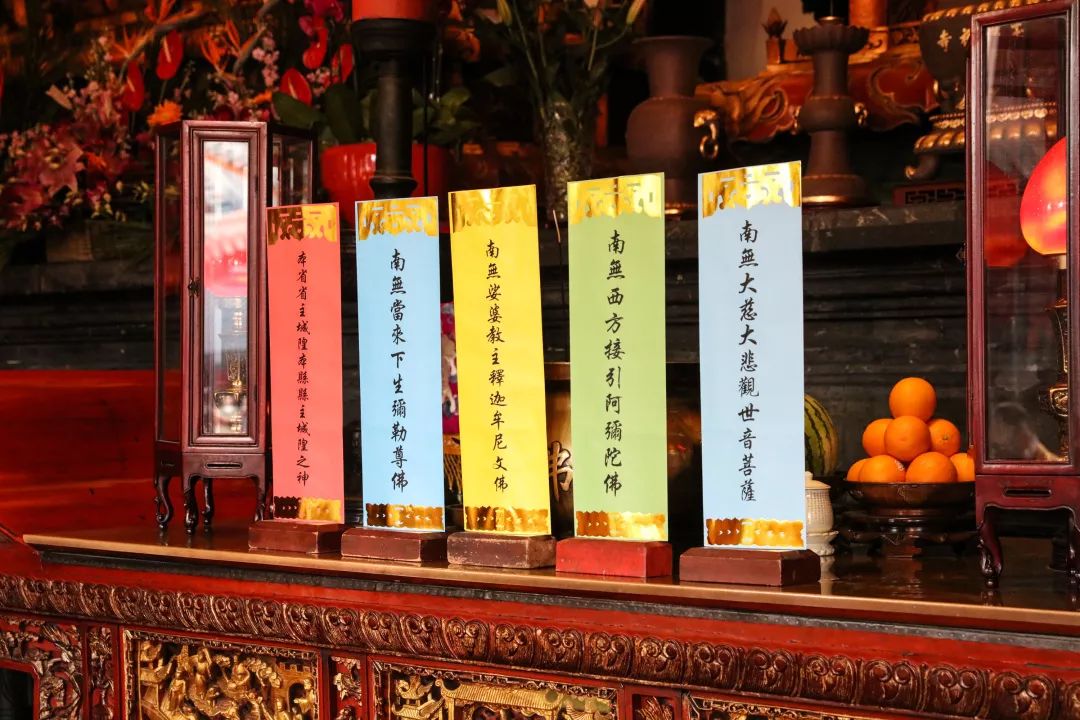 而坛外的仪仗队手持香,花,灯,宝盖两厢站立,迎请上海玉佛禅寺方丈